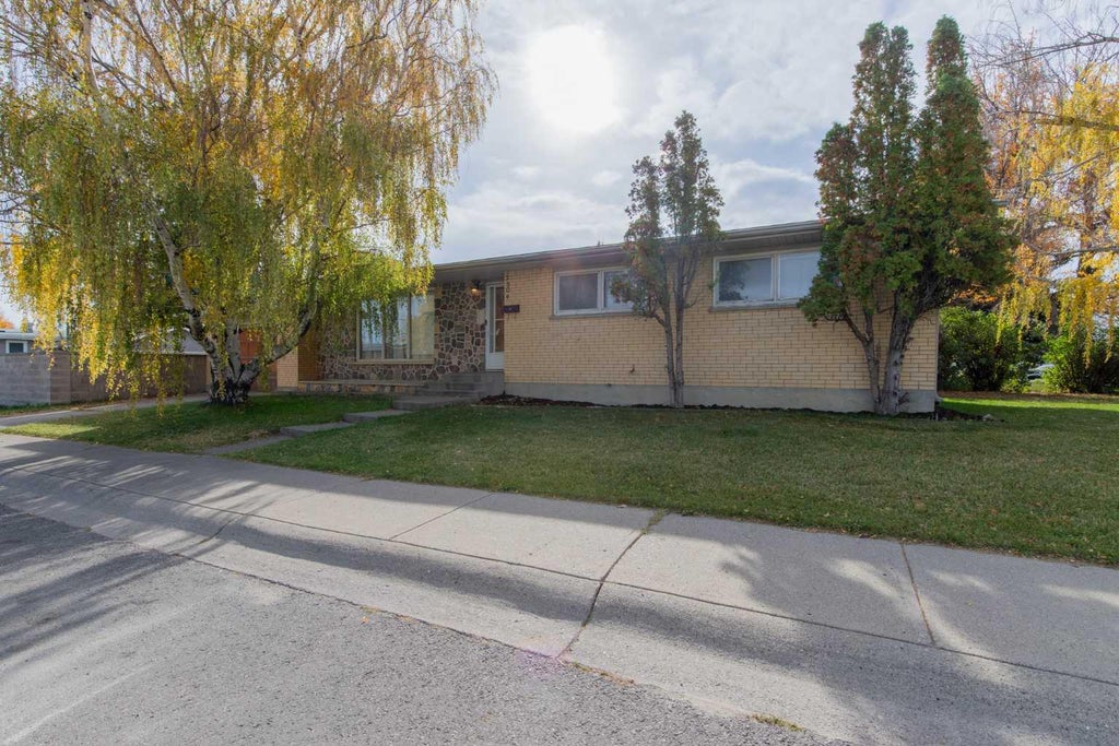 Photo of 2504 7 Avenue N, Lethbridge, AB T1H 0Z4 (MLS # A2351284)