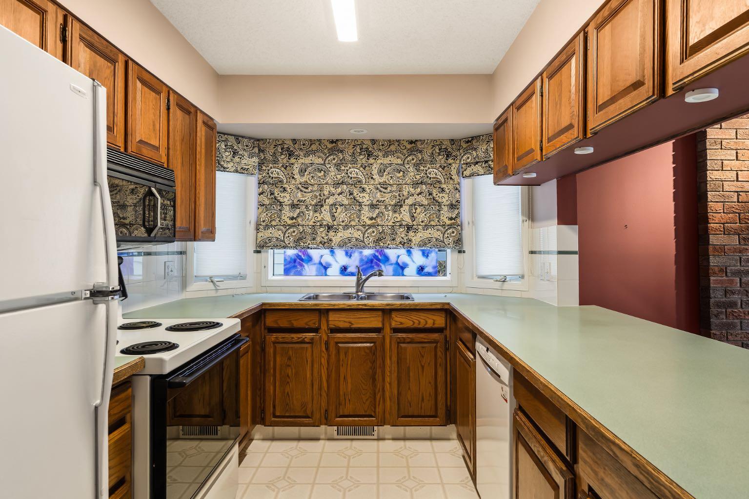 716 Coach Bluff Crescent SW