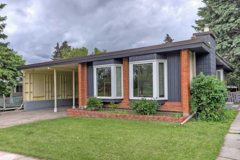 Photo of 4315 Charleswood Drive NW, Calgary, AB T2L 2E3 (MLS # A2322109)