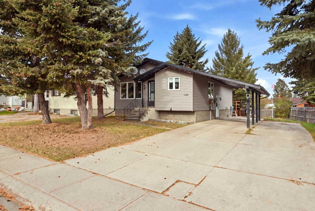Photo of 5320 57 Avenue, Rocky Mountain House, AB T4T 1M7 (MLS # A2353147)