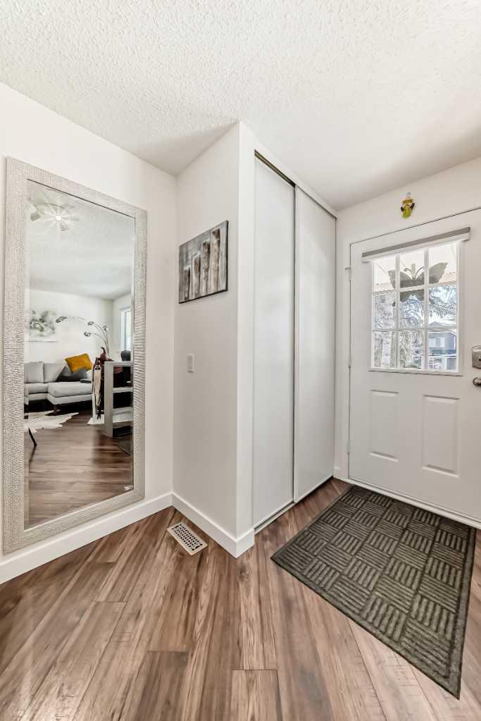 529 Queenston Gardens SE