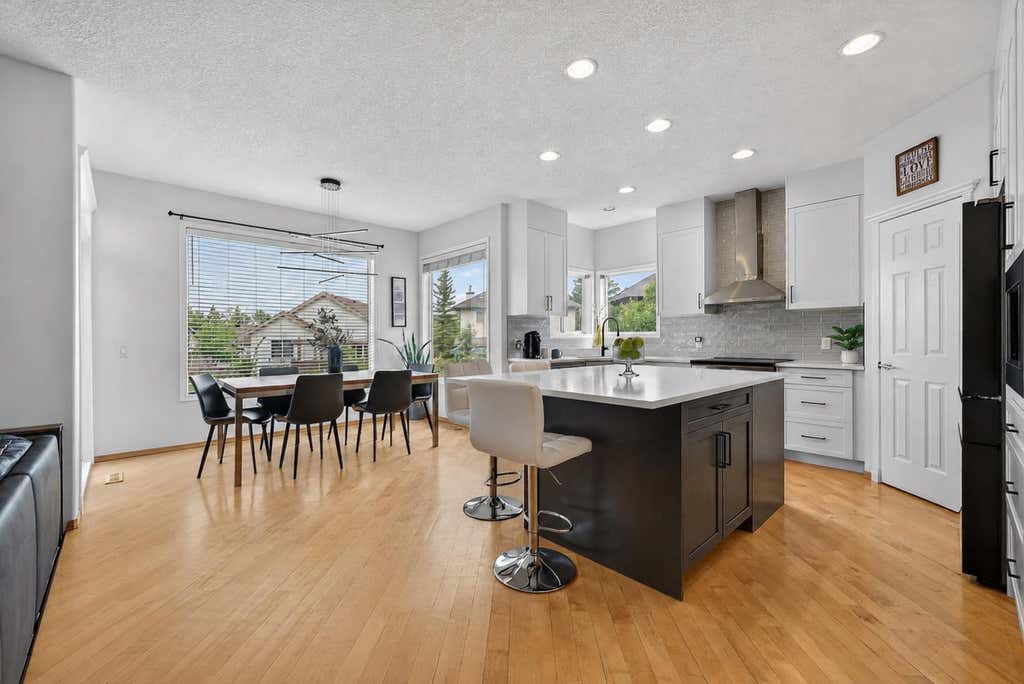 Photo of 36 Somerside Bay SW, Calgary, AB T2Y 4K6 (MLS # A2316515)