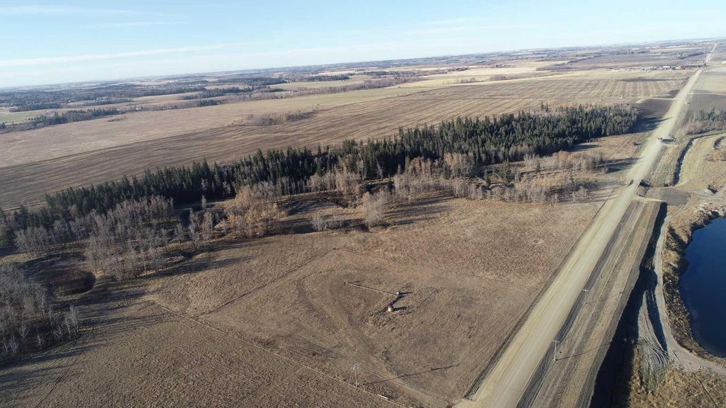 Photo of 424 Township Road, Rural Ponoka County, AB T4J 1R3 (MLS # A2264447)