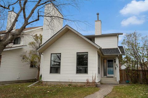 28 Woodglen Close SW Calgary AB T2W 4N1