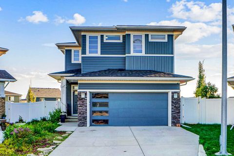 32 Redstone Court NE Calgary AB T3N 0J4