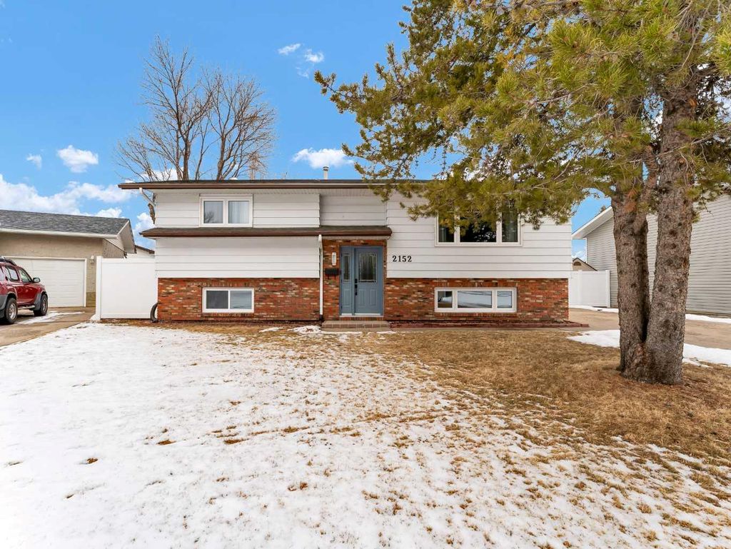 Photo of 2152 Hughes Crescent NE, Medicine Hat, AB T1C 1L9 (MLS # A2283342)