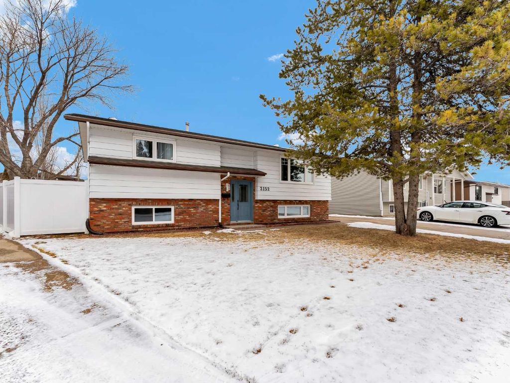 Photo of 2152 Hughes Crescent NE, Medicine Hat, AB T1C 1L9 (MLS # A2283342)