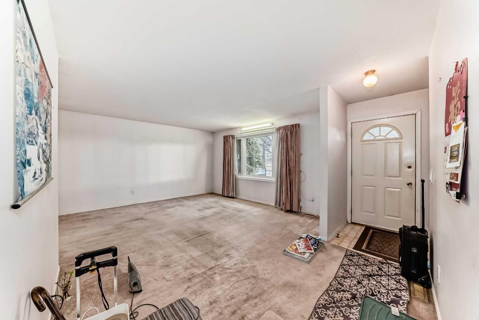 352 Malvern Close NE