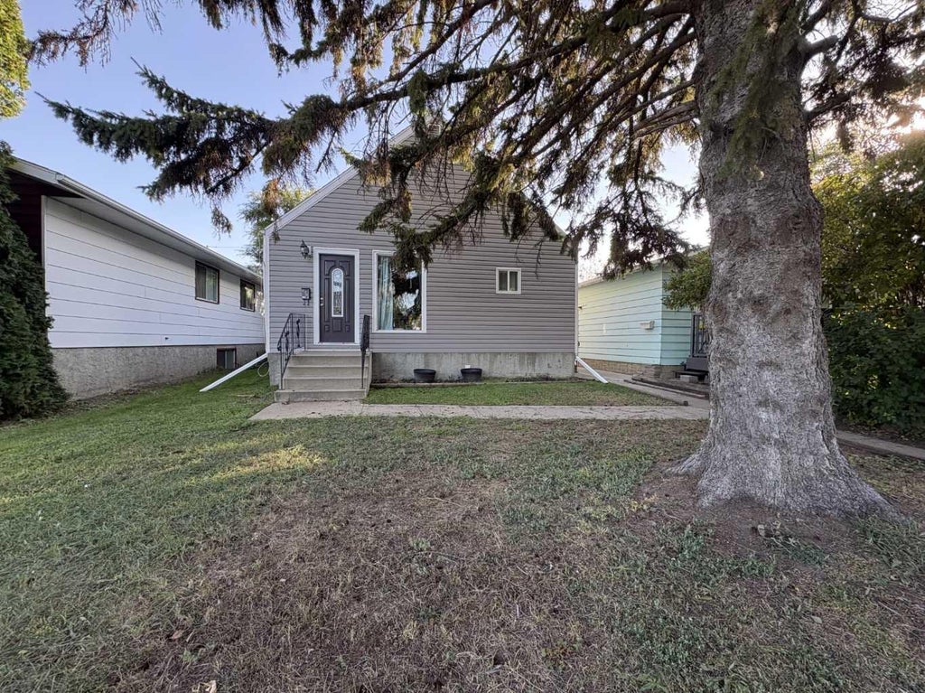 Photo of 4705 49 Street, Lloydminster, SK S9V 0L9 (MLS # A2348233)