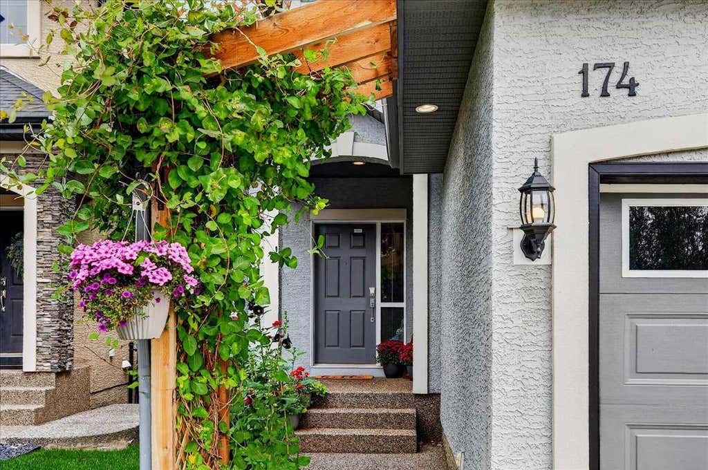 Photo of 174 Cranridge Terrace SE, Calgary, AB T3M 0H9 (MLS # A2336800)