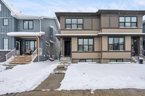 Photo of 624 Rowmont Boulevard NW, Calgary, AB T3L 0L5 (MLS # A2302214)