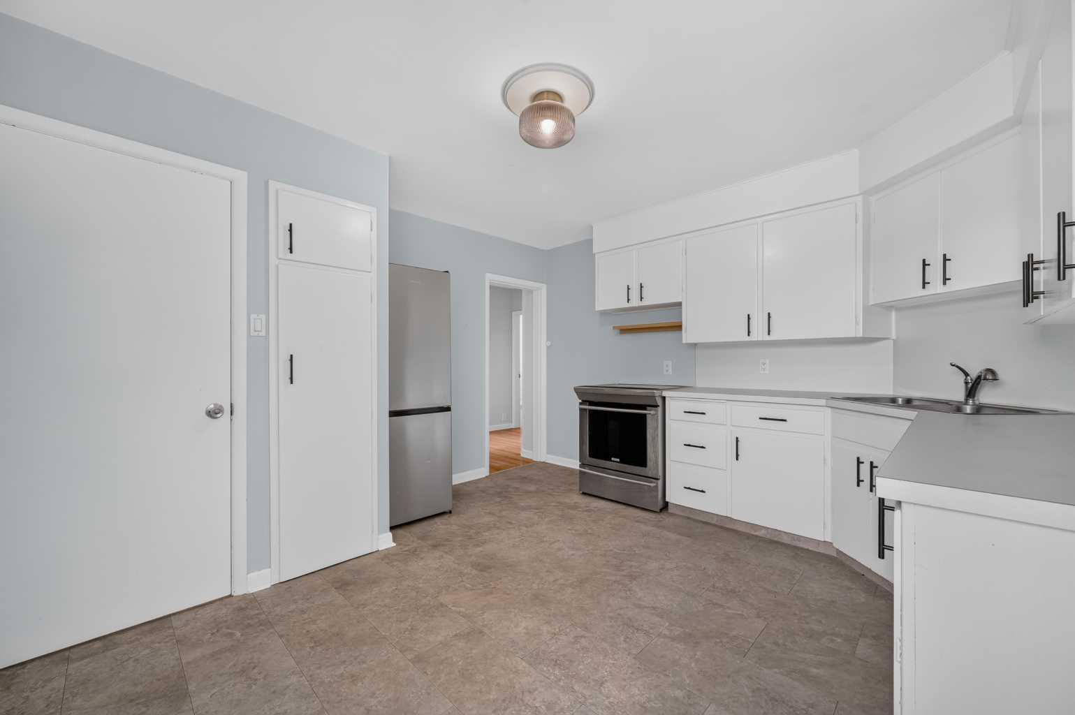 136 Hendon Drive NW