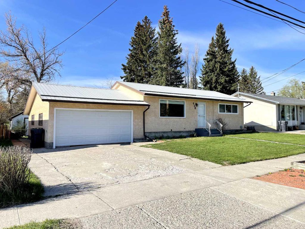 Photo of 438 Charlotte Street, Pincher Creek, AB T0K 1W0 (MLS # A2309338)