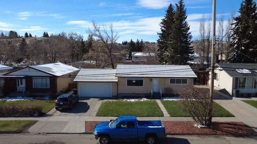 Photo of 438 Charlotte Street, Pincher Creek, AB T0K 1W0 (MLS # A2309338)