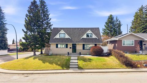 Photo of 803 Seattle Drive SW, Calgary, AB T2W 0M9 (MLS # A2305853)