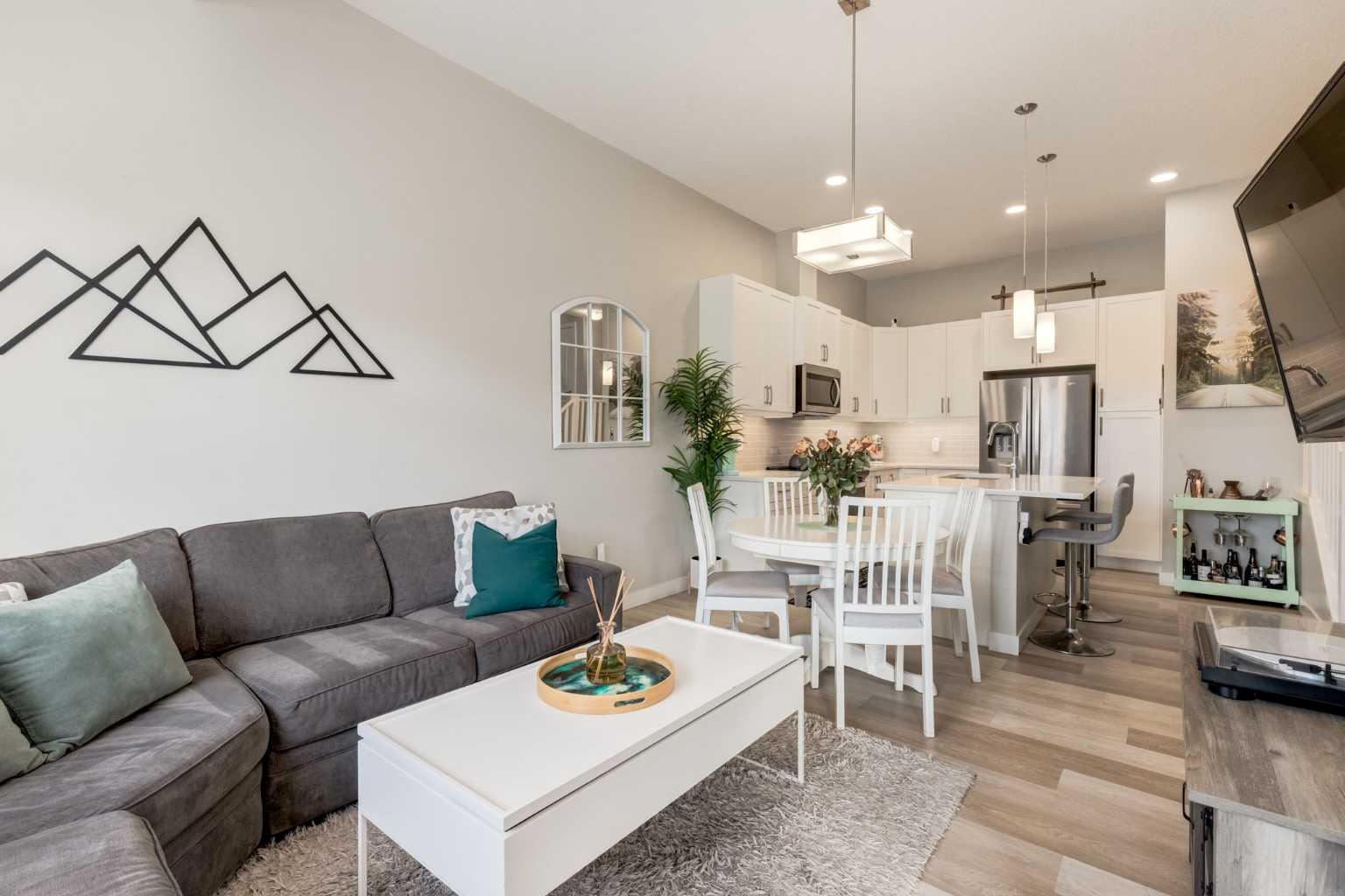 212 Crestbrook Common SW