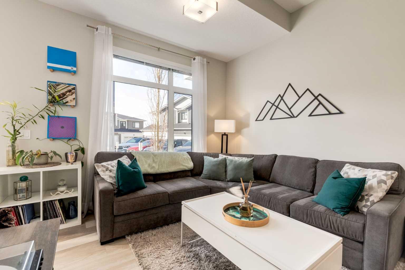 212 Crestbrook Common SW