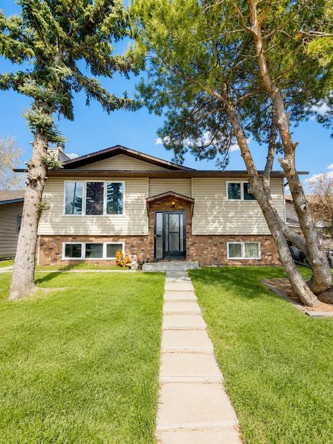 Photo of 252 fallswater Road NE, Calgary, AB T3J 1B3 (MLS # A2310234)