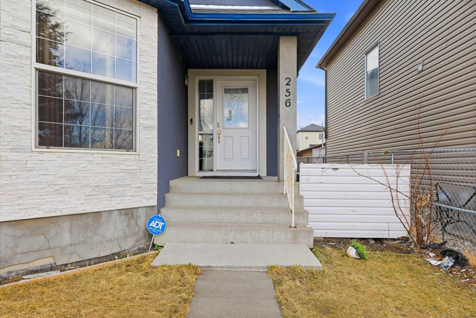 256 Saddlecrest Boulevard NE