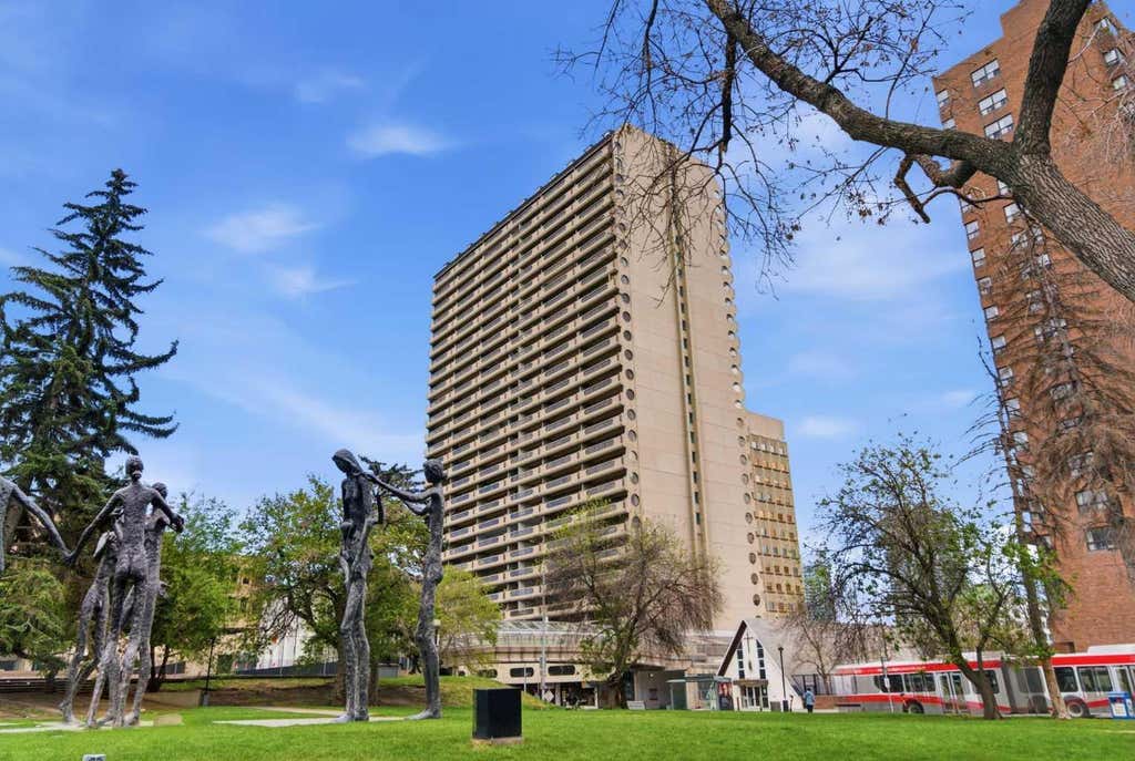 Photo of 221 6 Avenue SE #2704, Calgary, AB T2G 4Z9 (MLS # A2330075)