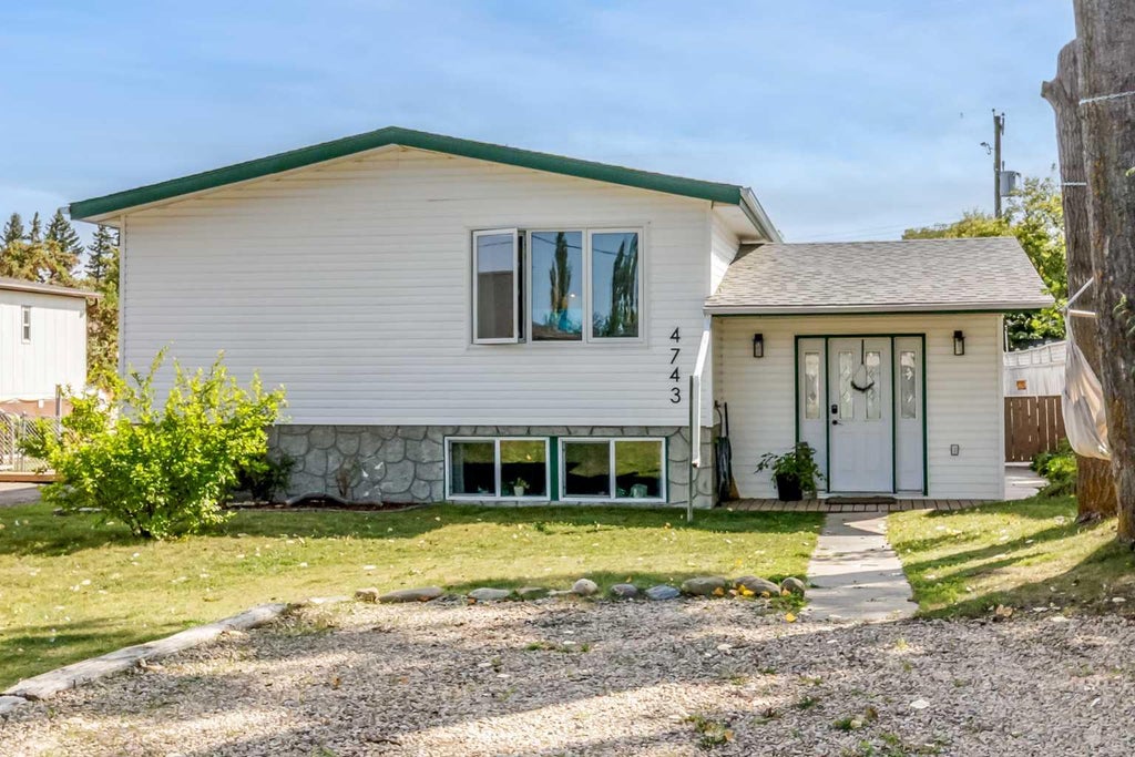 Photo of 4743 47 Street, Sylvan Lake, AB T4S 1M8 (MLS # A2348738)
