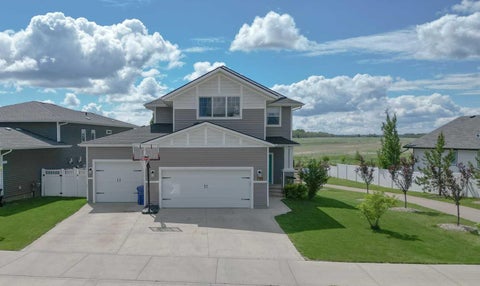Photo of 611 Robinson Avenue, Penhold, AB T0M 1R0 (MLS # A2322730)