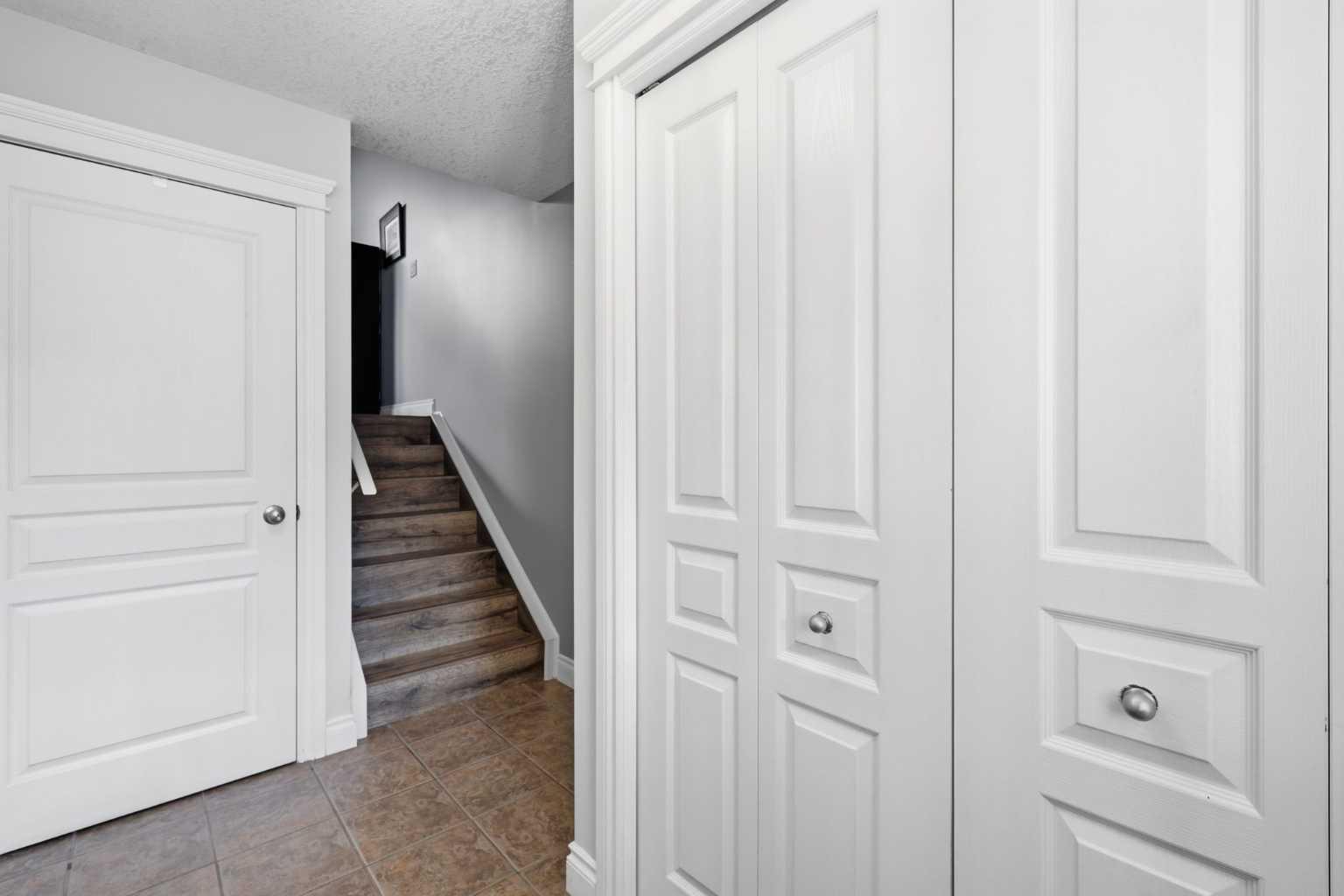4 Cougar Ridge Mews SW
