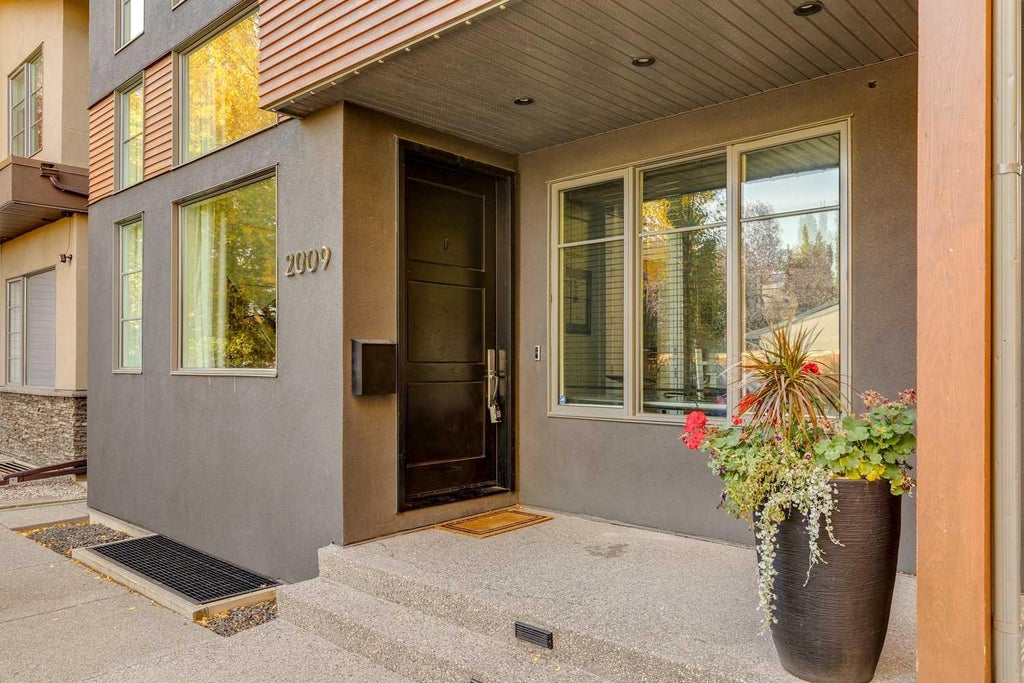Photo of 2009 40 Avenue SW, Calgary, AB T2T 1R5 (MLS # A2350309)