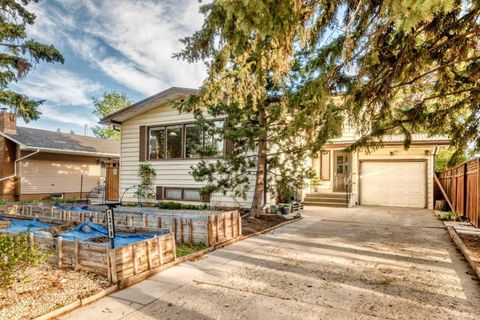 Photo of 1319 104 Avenue SW, Calgary, AB T2W 0A7 (MLS # A2313420)