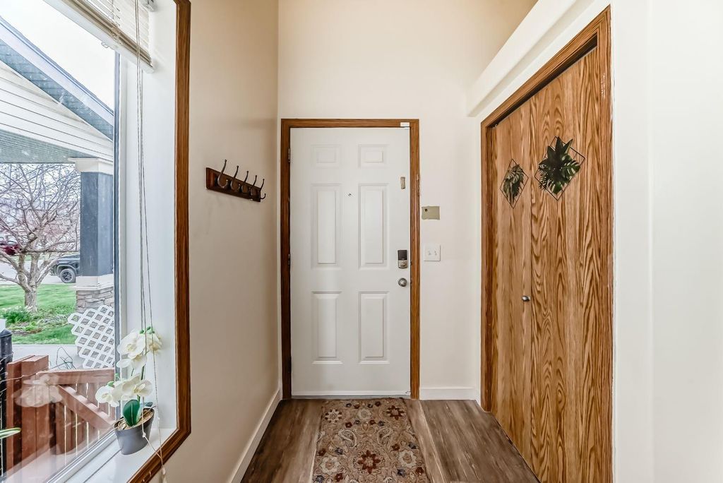 Photo of 92 Everstone Rise SW, Calgary, AB T2Y 4J7 (MLS # A2311431)