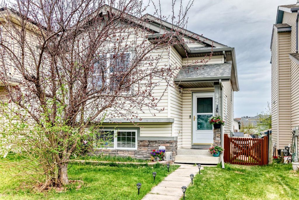 Photo of 92 Everstone Rise SW, Calgary, AB T2Y 4J7 (MLS # A2311431)