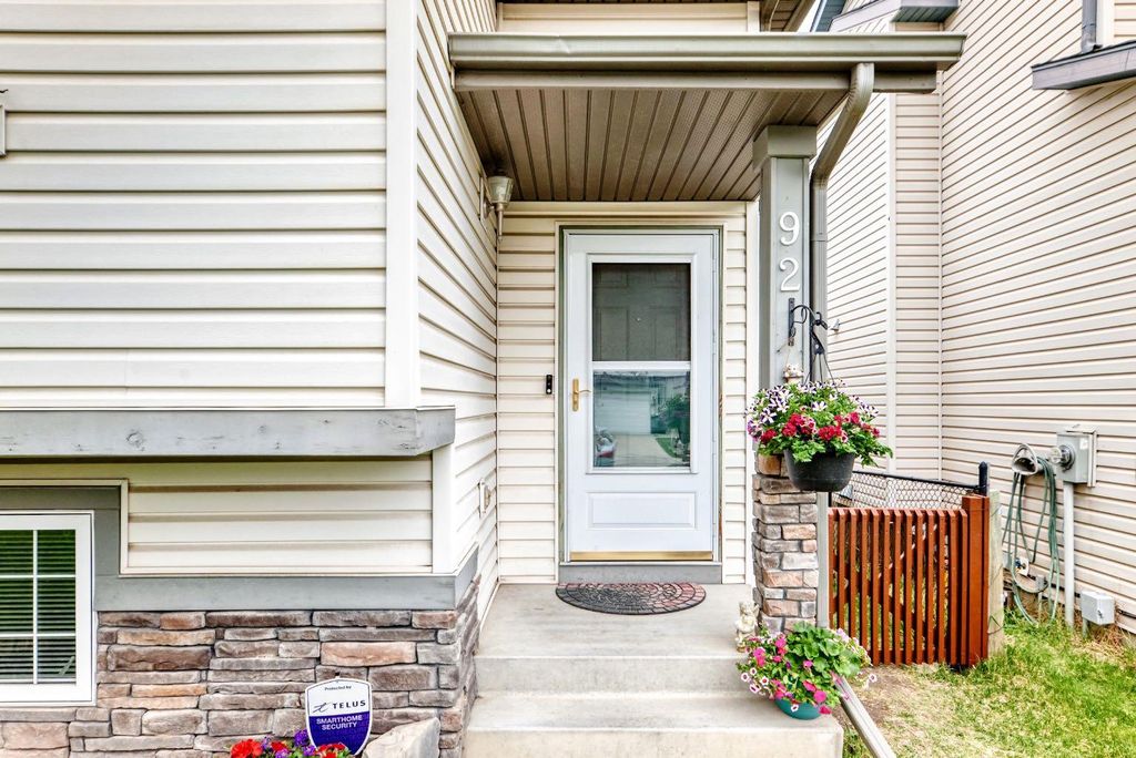 Photo of 92 Everstone Rise SW, Calgary, AB T2Y 4J7 (MLS # A2311431)