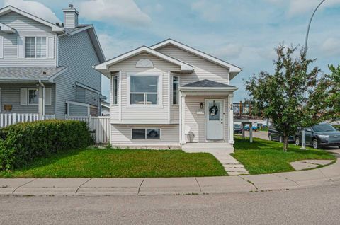 96 Appleside Close SE Calgary AB T2A 7T9
