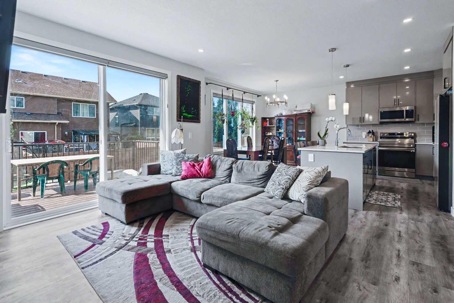 768 Edgefield Crescent