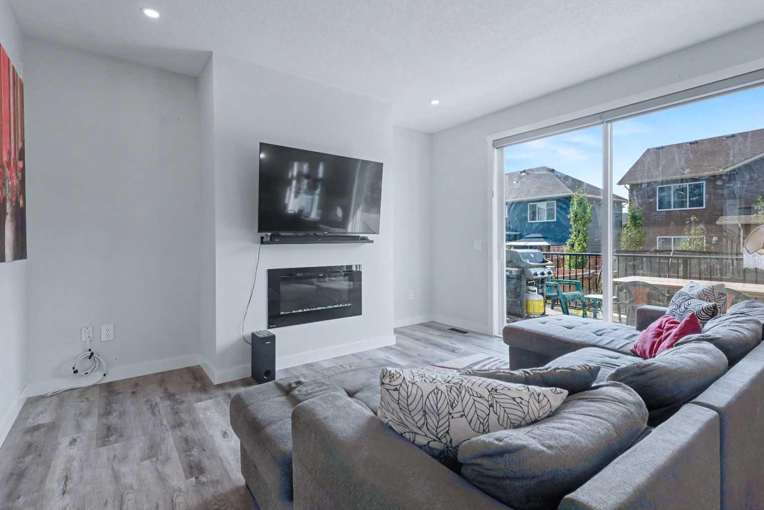 768 Edgefield Crescent