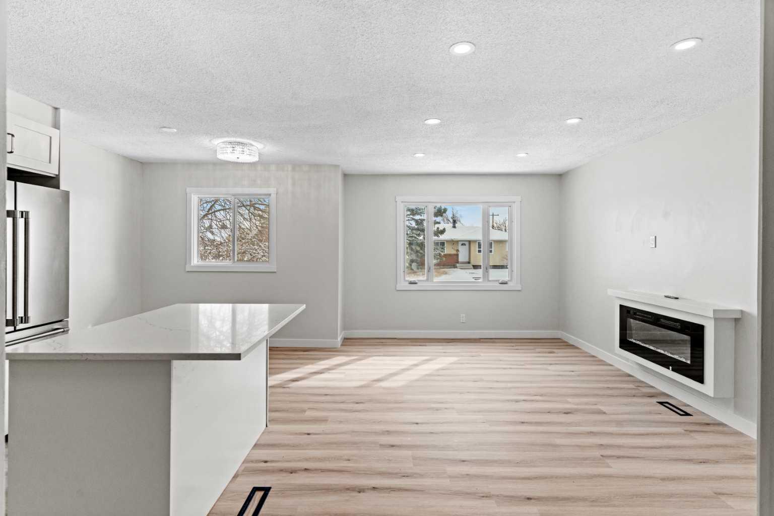 937 Marcombe Drive NE