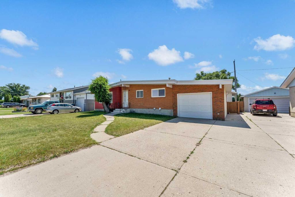 Photo of 561 12 Street NW, Medicine Hat, AB T1A 6R3 (MLS # A2327439)
