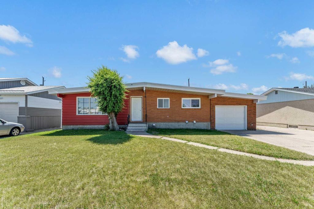Photo of 561 12 Street NW, Medicine Hat, AB T1A 6R3 (MLS # A2327439)