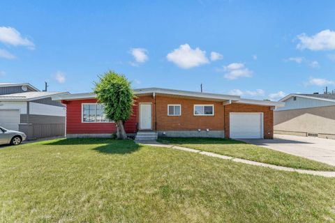 Photo of 561 12 Street NW, Medicine Hat, AB T1A 6R3 (MLS # A2327439)
