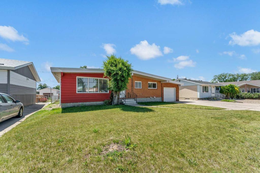 Photo of 561 12 Street NW, Medicine Hat, AB T1A 6R3 (MLS # A2327439)