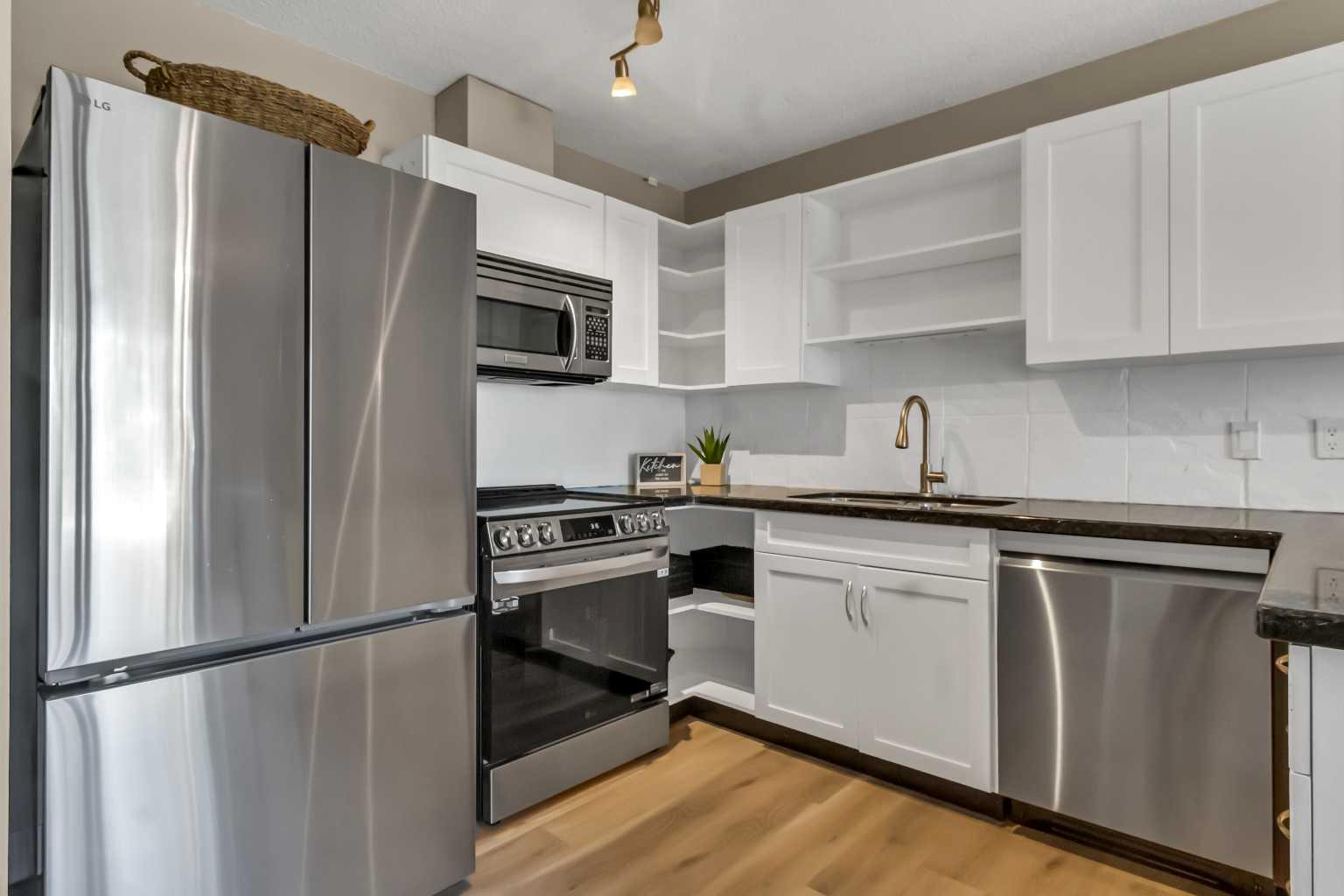 218 Village Terrace SW 8