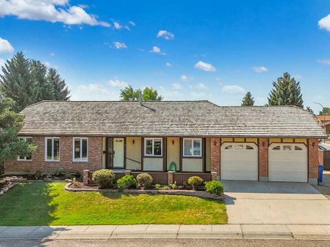 Photo of 5 Ross View Bay SE, Medicine Hat, AB T1B 3H9 (MLS # A2345824)