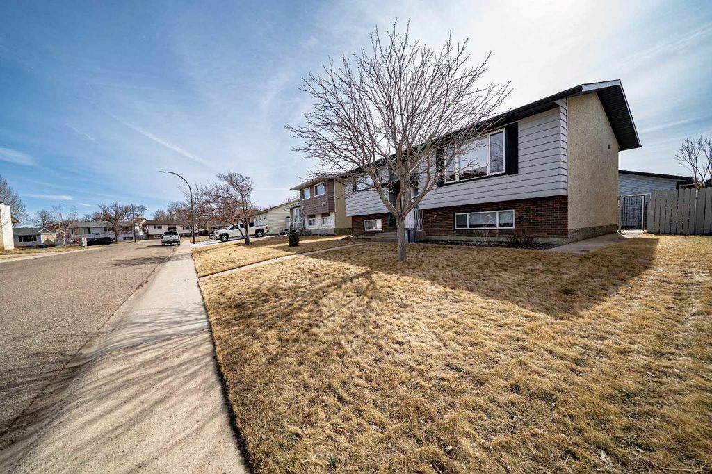 Photo of 25 Seven Persons Crescent SW, Medicine Hat, AB T1B 2A6 (MLS # A2295812)