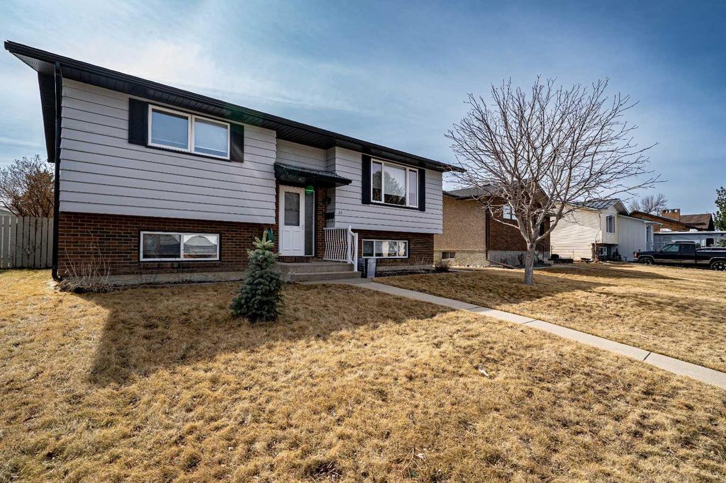 Photo of 25 Seven Persons Crescent SW, Medicine Hat, AB T1B 2A6 (MLS # A2295812)