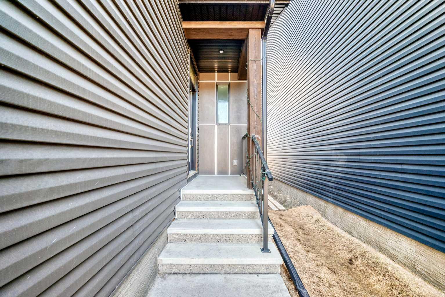 138 Silver Spruce Grove SW