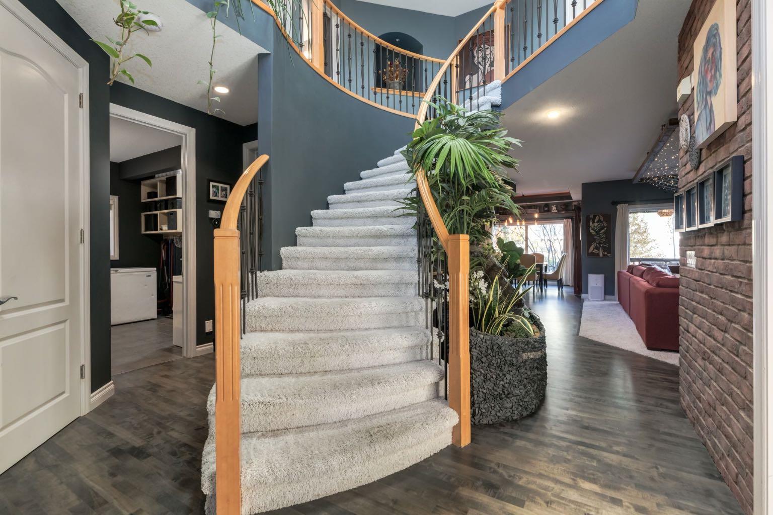 48 Valley Crest Gardens NW