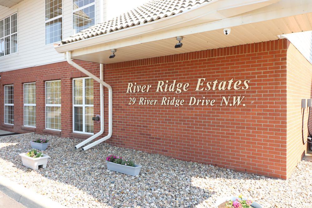 Photo of 29 River Ridge Drive NW #415, Medicine Hat, AB T1A 8V3 (MLS # A2338259)