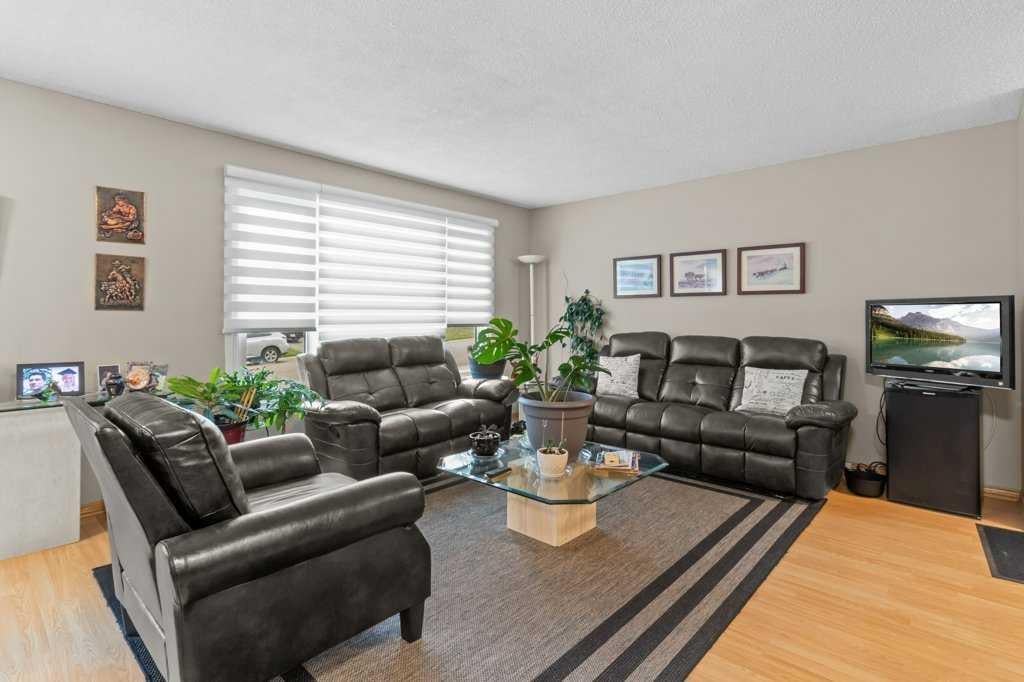 Photo of 46 Meadowview Close, Sylvan Lake, AB T4S 1H9 (MLS # A2354575)