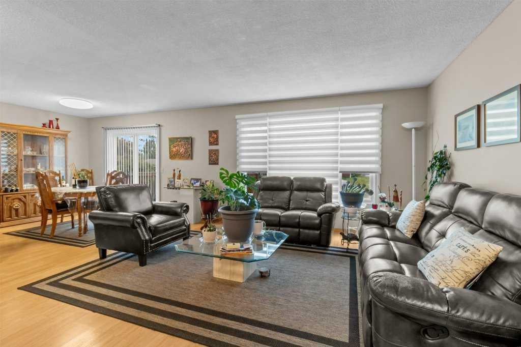 Photo of 46 Meadowview Close, Sylvan Lake, AB T4S 1H9 (MLS # A2354575)