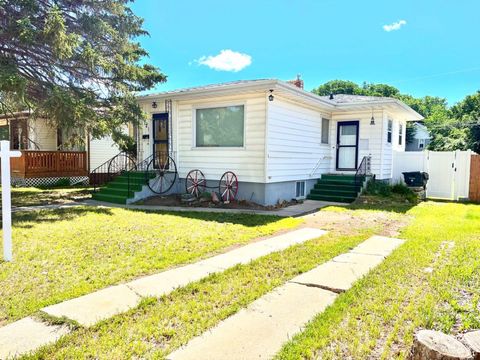 Photo of 121 5 Street SE, Medicine Hat, AB T1A 0M4 (MLS # A2326585)